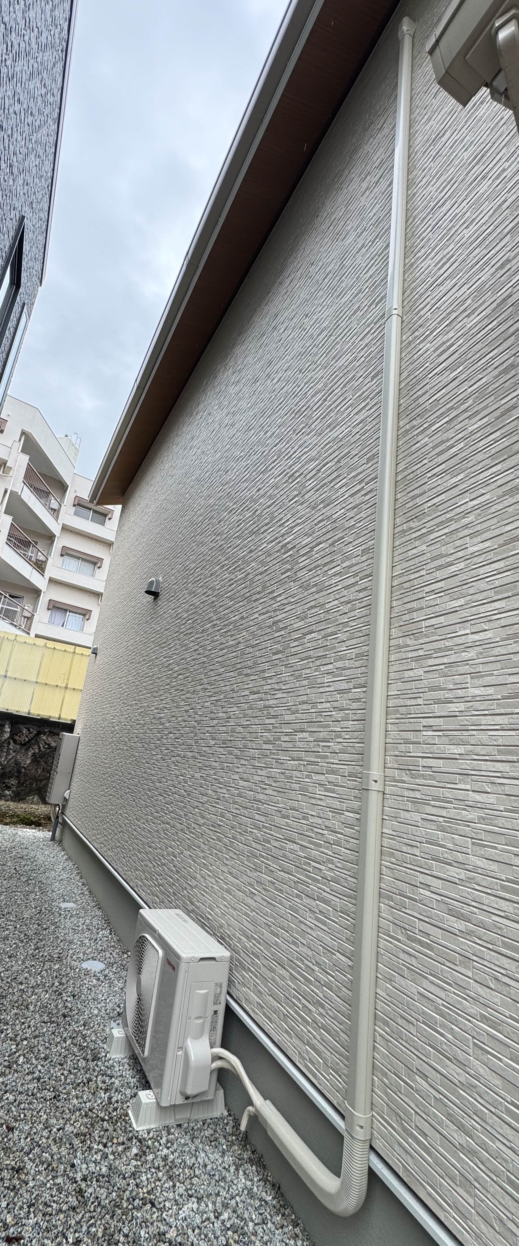 室外機側配管化粧カバー仕上げ